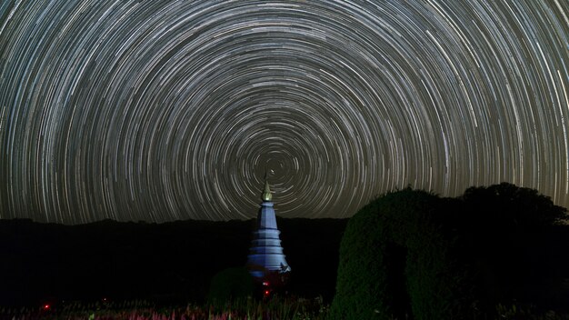 Vista de la pagoda budista y el inicio en galaxia