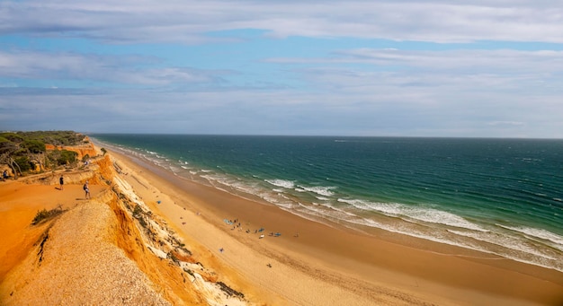 Vista paisagística da linha costeira do belo miradouro em Olhos de Água até à praia da Falésia, Portugal