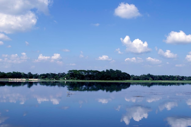 Vista paisagística do lago com céu azul e nuvens brancas