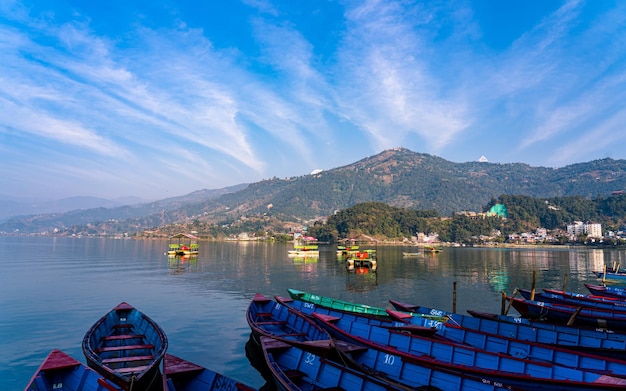 Foto vista paisagística do lago phewa em pokhara nepal