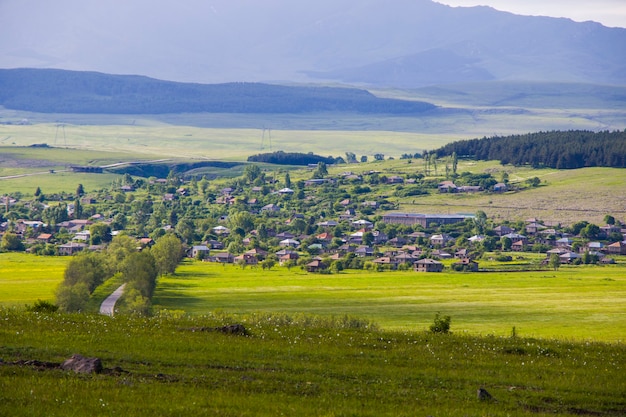 Vista y paisaje de la aldea de Tsalka, Georgia. Montaña y valle.