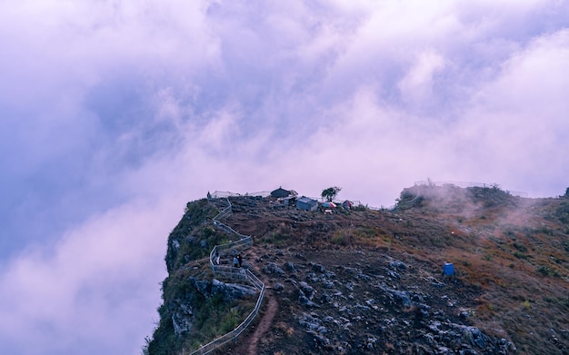 Vista del paisaje del amanecer sobre el clima brumoso en la colina de Manungkot en Nepal