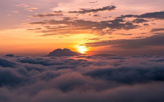 Vista del paisaje del amanecer sobre el clima brumoso en la colina de Manungkot en Nepal