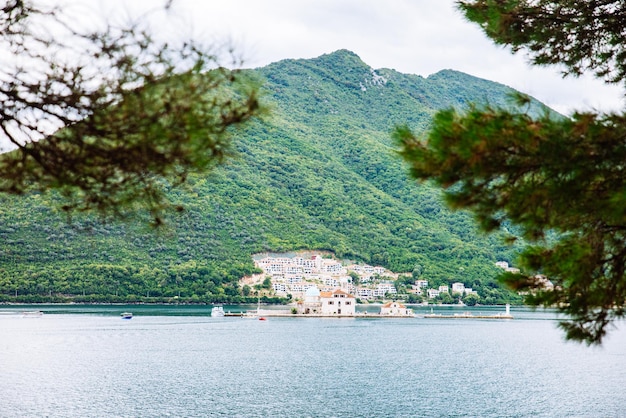 Vista del paisaje de la bahía de kotor en montenegro