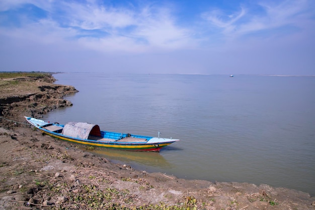 Vista del paisaje de un barco en la orilla del río Padma en Bangladesh