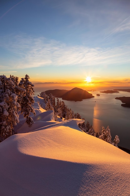 Vista del paisaje canadiense durante un colorido atardecer de invierno