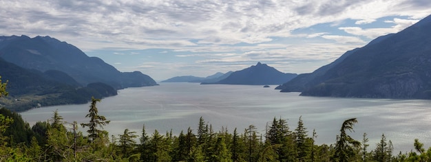 Vista del paisaje canadiense durante un día nublado de verano