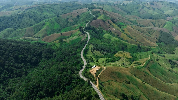 Vista del paisaje de la carretera curva larga No1081, también conocida como carretera sobre el cielo