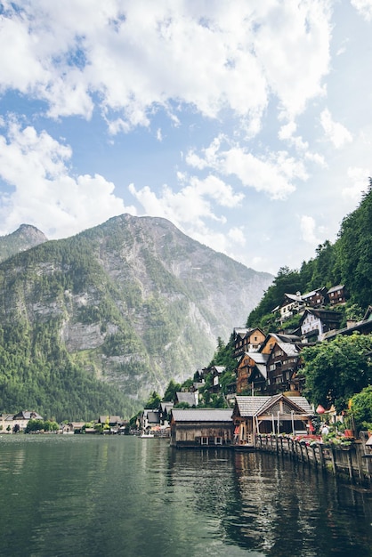 Vista del paisaje de la ciudad de hallstatt en los alpes austriacos