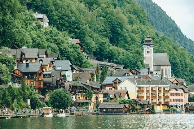 Vista del paisaje de la ciudad de hallstatt en los alpes austriacos