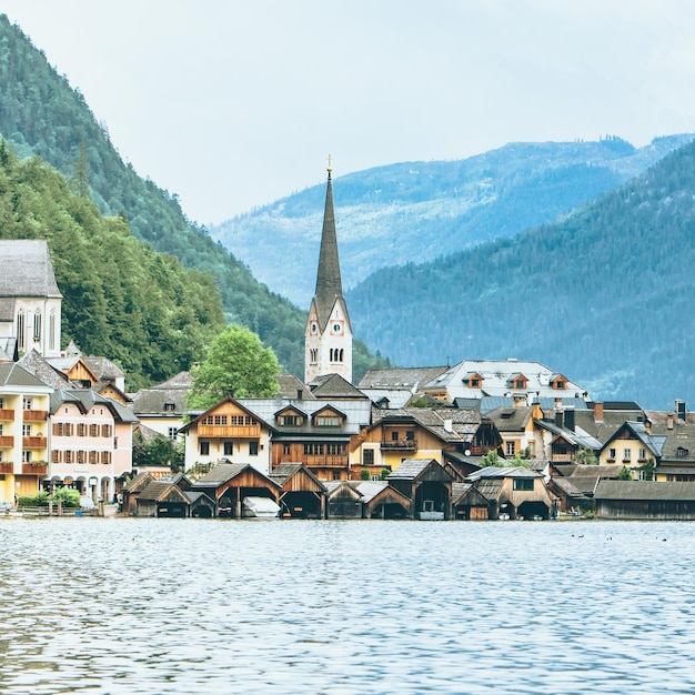 Vista del paisaje de la ciudad de hallstatt en el horario de verano de los alpes austriacos