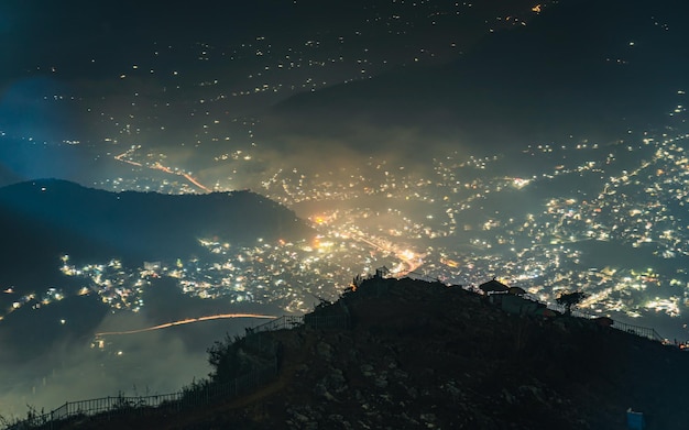 Vista del paisaje de la ciudad nocturna en la colina de Manungkot, Nepal