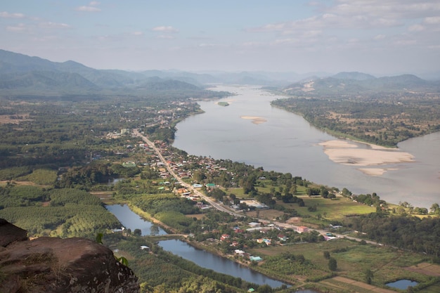 Vista del paisaje de la ciudad de Nongkhai y loas y el río Mekong en el mirador sobre la piedra de la cresta de los acantilados en el templo Wat Pha Tak Suea en Nong Khai Tailandia