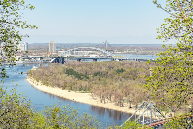 Vista del paisaje de la ciudad con un puente en Kiev, Ucrania.