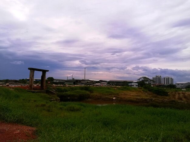 Vista del paisaje contra el cielo nublado