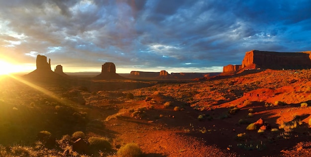 Foto vista del paisaje contra el cielo nublado