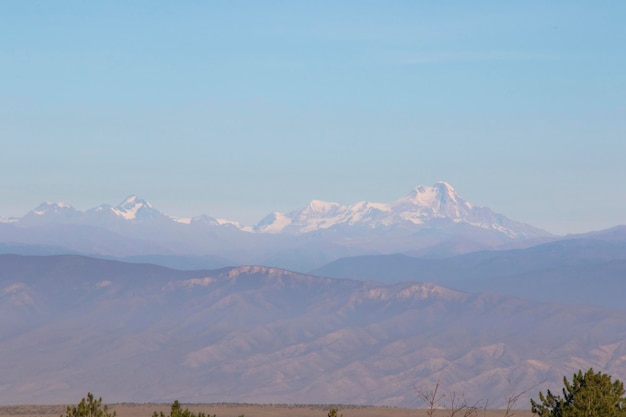 Vista y paisaje de la cordillera del Cáucaso en Georgia