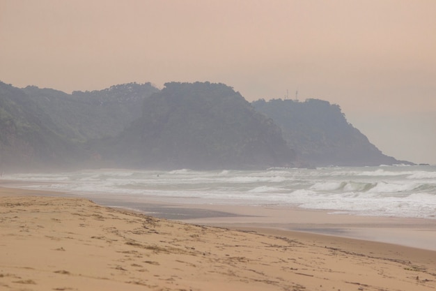 Vista del paisaje desde la costa de la playa. Día nubloso