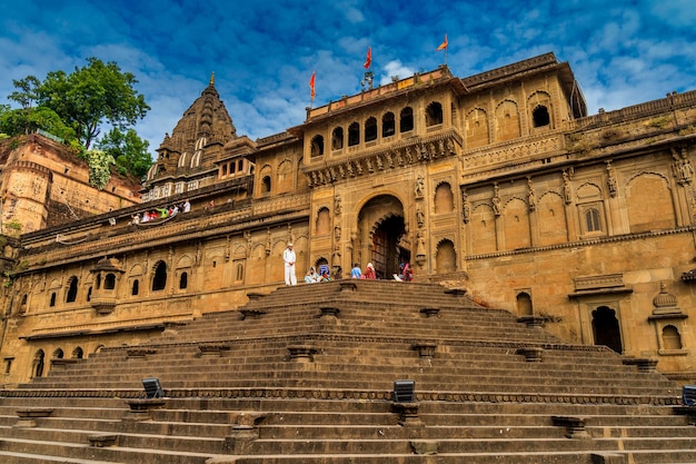 Foto vista del paisaje del enorme fuerte de maheshwar o fuerte de ahilya este monumento está a orillas del río narmada en maheshwar, madhya pradesh, india