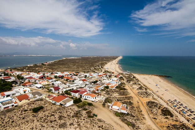 La vista del paisaje hermoso de la isla de Farol localizó en el Algarve, Portugal.