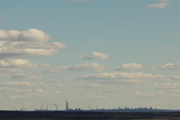 Vista del paisaje industrial - silueta frente a las nubes, concepto de ecología, telefoto