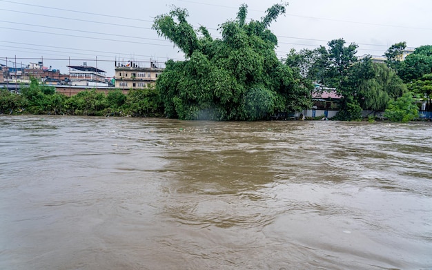 Vista del paisaje de las inundaciones monzónicas del río Bagmati en Katmandú Nepal