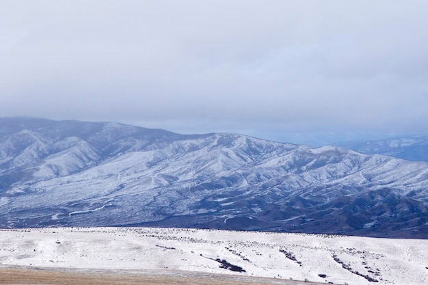 Vista y paisaje invernal de la cordillera en Georgia