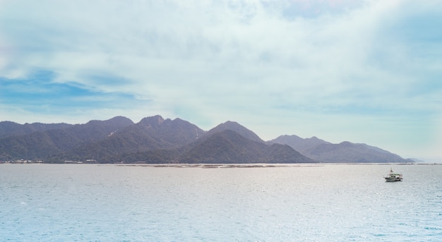 Vista de paisaje de la isla Miyajima desde el ferry