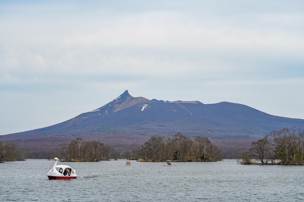 Vista del paisaje desde el lago Onuma con el monte Hokkaido Komagatake en el fondo del Parque QuasiNacional Onuma.