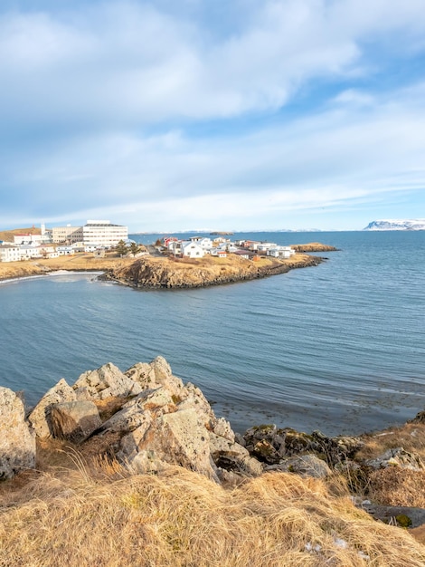 Vista del paisaje marino desde la colina de la iglesia en el mirador de la ciudad de Stykkisholmur bajo un cielo azul nublado Islandia