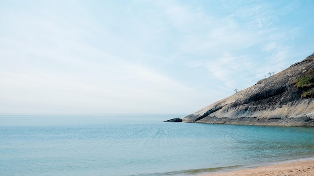 Vista del paisaje marino de la playa de HuaHin con una colina gigante sobre fondo de cielo azul