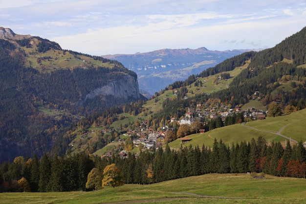 Vista del paisaje de montaña de árboles y aldeas en otoño, naturaleza y medio ambiente en Suiza