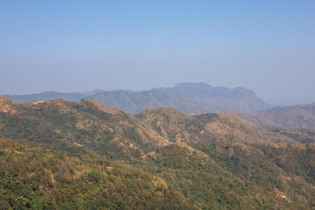 Vista del paisaje de montaña y bosque en khao kho en tailandia