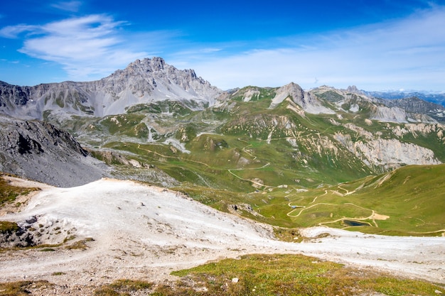 Vista del paisaje de montaña desde la cumbre del Petit Mont Blanc en Pralognan la Vanoise, Alpes franceses