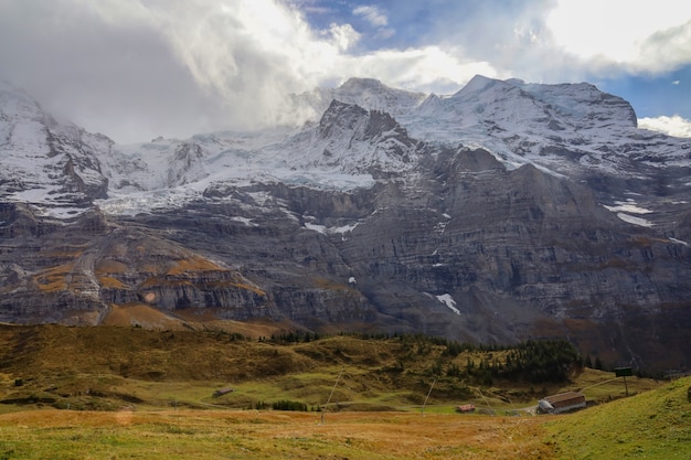 Vista del paisaje de montaña en la naturaleza y el medio ambiente en Suiza