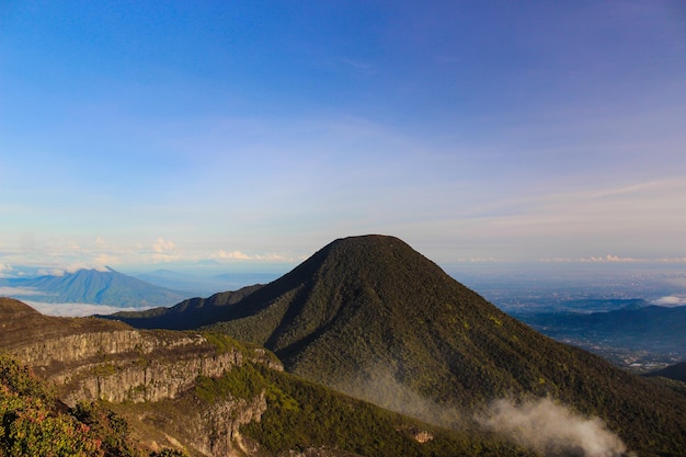 Vista del paisaje de montaña pangrango con fondo de cielo azul Java Occidental Indonesia