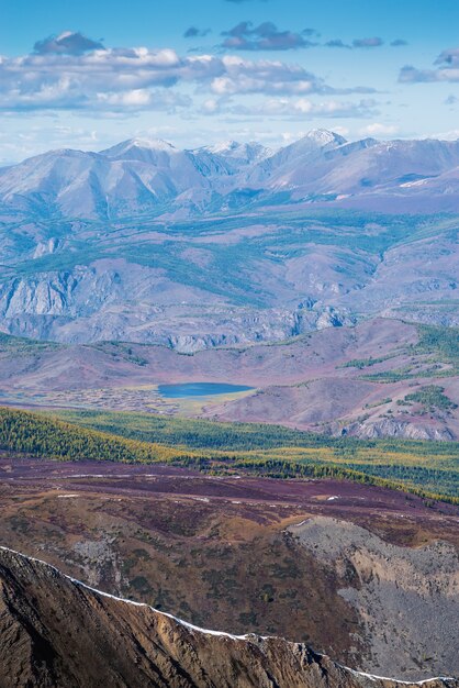 Foto vista del paisaje de montaña desde el pico de una montaña hasta el lago dzhangyskol uchitel pass severochuysky ridg