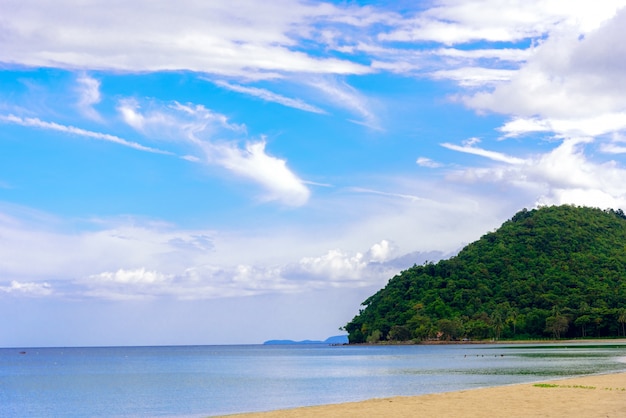 Vista del paisaje de la montaña y la playa.