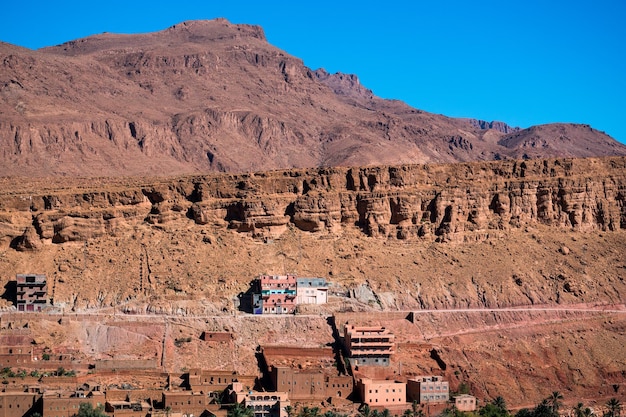 Vista del paisaje de las montañas del Atlas y casas en el desfiladero de Todra en Tinghir Marruecos