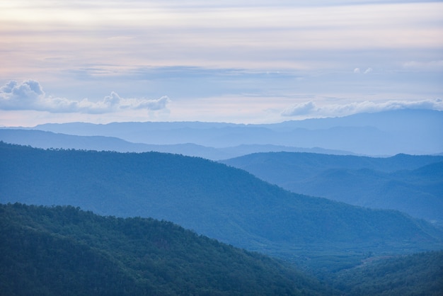 Vista del paisaje de montañas azules