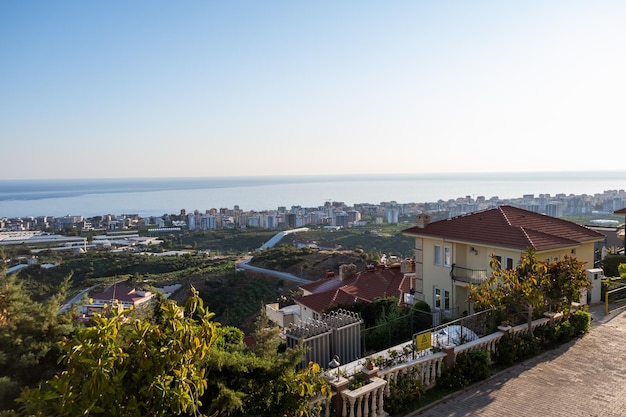 Vista del paisaje de las montañas con casas en las laderas