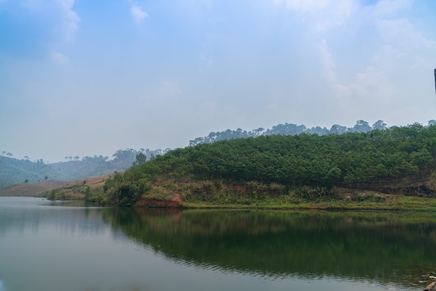 Vista del paisaje de las montañas y el lago