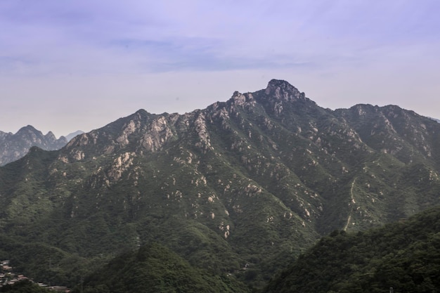 Vista del paisaje de las montañas en el norte de China en verano