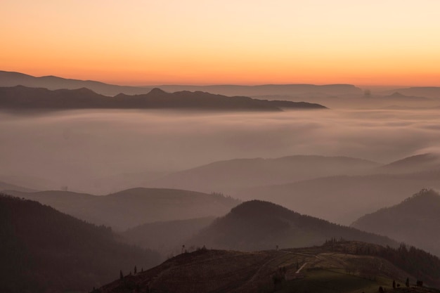 vista del paisaje de las montañas nubladas bajo la luz del atardecer