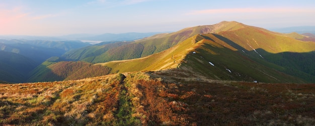 Vista del paisaje de las montañas en primavera. Montañas de los Cárpatos, la cresta Borzhava, Ucrania.