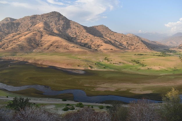 Vista del paisaje de las montañas y el río Xinjiang China