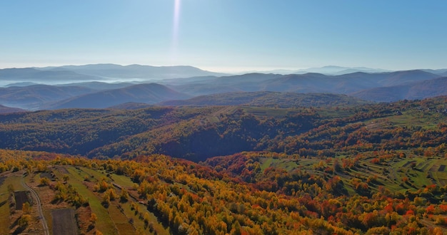 Vista desde un paisaje montañoso panorámico en el otoño de un bosque