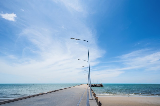 Vista del paisaje del muelle de pesca de Hua Hin con un horizonte infinito en Prachuap Khiri Khan tailandiaHua Hin Beach es una de las playas más populares de Tailandia