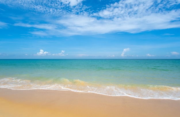 Vista del paisaje natural de la hermosa playa tropical y el mar en un día soleado Área espacial del mar de la playa