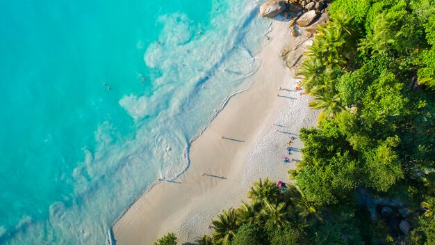 Vista del paisaje natural de la hermosa playa tropical y el mar en un día soleado Área espacial del mar de la playa